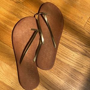 Women’s Vineyard Vines Gold Sandals